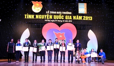 Vietnam honra organizaciones e individuos voluntarios